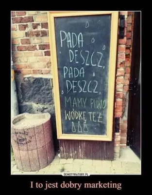 a chalkboard sign on the side of a brick building at Zajazd Ponikiew - Noclegi Wadowice in Wadowice