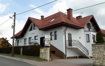 a white house with a red roof at Zajazd u ELiZY in Czajowice