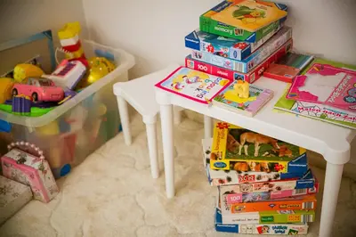 a pile of toys and a table with a pile of books at Zielona willa in Rabka