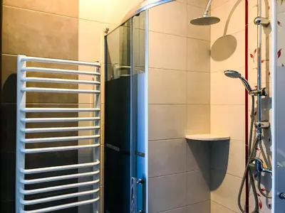 a shower with a blue door in a bathroom at OSADA WASYLÓWKA in Laskowa