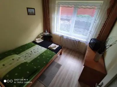 a small bedroom with a bed and a window at Apartament-studio, pokoje u Lucy in Rabka