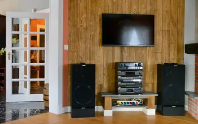 a living room with two speakers and a flat screen tv at Siedlisko Inwałd in Inwałd