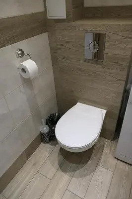 a bathroom with a toilet and a roll of toilet paper at Stare Miasto Zyblikiewicza in Kraków