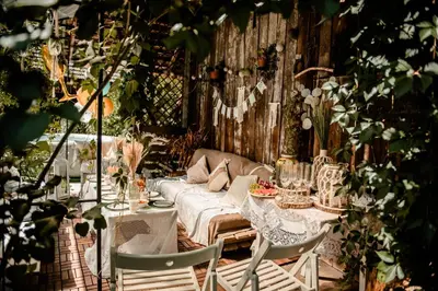 a room with a couch and a table and chairs at Lawenda i Bluszcz in Jankowice
