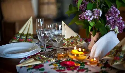 a table with wine glasses and a vase of flowers at Hotel Restauracja U Guta in Klikuszowa