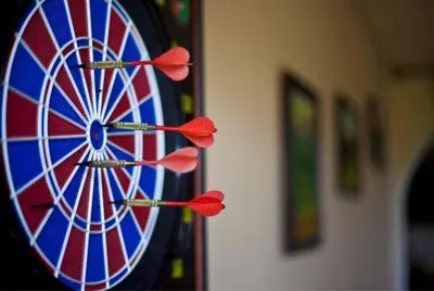 a dart board with four arrows in the middle at Hotel Restauracja U Guta in Klikuszowa