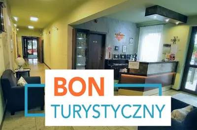 a living room with a sign that reads bon tumiry at Hotel Kochanów in Kochanów