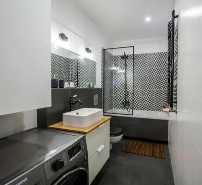 a bathroom with a sink and a washing machine at PRZEPIĘKNY APARTAMENT w sercu Starego Miasta in Kraków