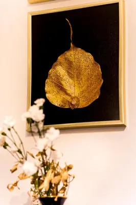 a picture of a leaf on the wall with flowers at WSPANIAŁY, Stylowy Apartament w Sercu Starego Miasta in Kraków