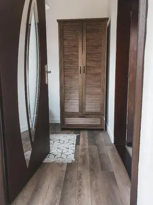 a room with a wooden door and a mirror at Jaszczurowa Apartament in Jaszczurowa