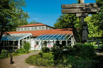 a street sign in front of a building with a solarium at Międzynarodowy Dom Spotkań Młodzieży w Oświęcimiu in Oświęcim
