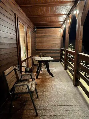 a room with a bench and a table in a cabin at Domki Karczma Zbójnicka in Wiśniowa