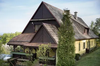 a house with a gambrel roof at Śmietanówka Agroturystyka in Krzczonów