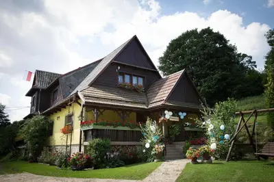 a house with flowers on the front of it at Śmietanówka Agroturystyka in Krzczonów
