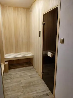 an empty hallway with a bench and a door at Dom nad Jeziorem Rożnowskim in Tęgoborze
