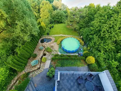an overhead view of a garden with a swimming pool at Dom nad Jeziorem Rożnowskim in Tęgoborze