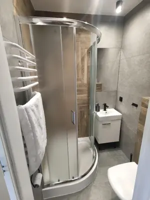a bathroom with a shower and a toilet and a sink at Krollhouse Pokoje gościnne in Wolbrom