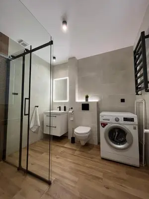 a bathroom with a washing machine and a toilet at Krollhouse Pokoje gościnne in Wolbrom