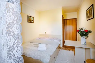 a small room with a bed and a table at Orawskie Wyrko in Zubrzyca Górna