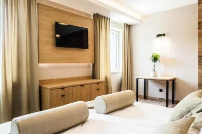 a hotel room with a tv and a bed at Hotel Rancho Pcim in Pcim