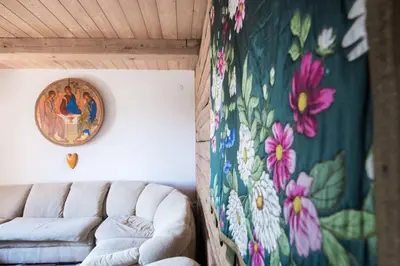 a living room with a couch and a floral wallpaper at Domek nad Galerią in Lanckorona