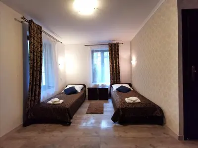 a living room with a couch and a mirror at Dworek Złoty Róg Hotel i Restauracja in Kraków