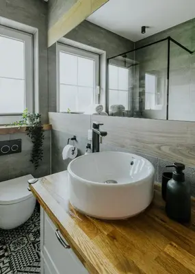 a bathroom with a shower and a toilet at Domki Dobre Miejsce in Rabka