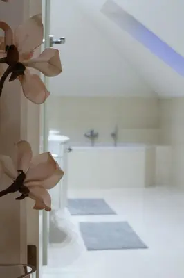 a room with a bathroom with flowers on the wall at Villa pod Szczeblem Dom dla 12 osób z kominkiem balią jacuzzi in Kasinka Mala