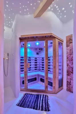 a room with a shower with a glass door at Dom na Wichrowym Wzgórzu in Łętownia Dolna
