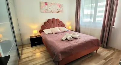 a bedroom with a large bed with two stuffed animals on it at Luxury KINGS RESIDENCE 50m2 2 pok. Downtown Dobrego Pasterza PIĘKNY in Kraków