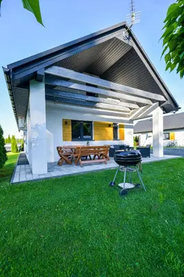 a barbecue grill in the yard of a house at Domki Pod Skarpą Zator in Zator