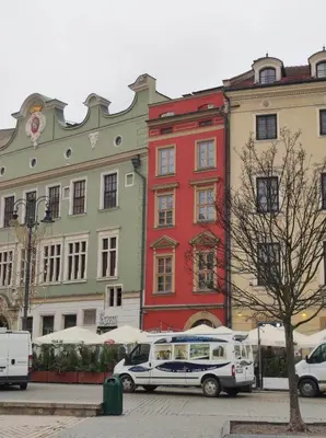 a white van parked in front of a building at Main Square 18 King Apartament in Kraków