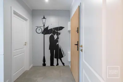 a couple kissing under an umbrella in a hallway at Exclusive Gold Apartment in Kraków