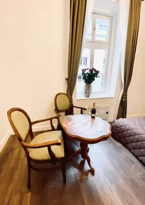 a living room with a table and chairs and a window at Kochanowskiego Apartment - Topolove Rooms & Apartments in Kraków