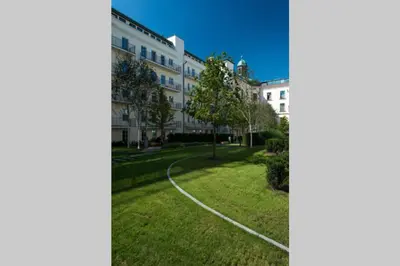 a grassy area in front of a building at Przy Wawelu z Garażem w cenie in Kraków