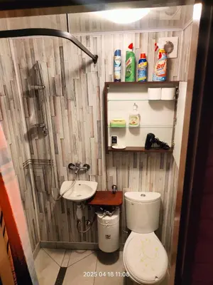 a small bathroom with a toilet and a sink at Ranczo Wilka z kominkiem in Chrzanów