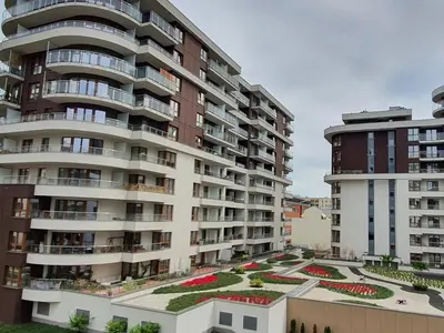 an apartment building with a garden in front of it at PARK GRZEGÓRZKI in Kraków