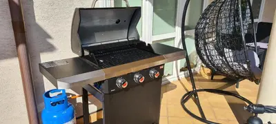 a stove with a laptop on top of it at Apartament DeLuxe 2 in Oświęcim