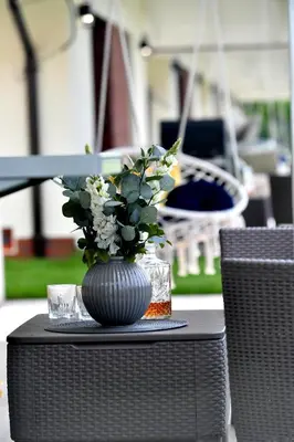 a vase with flowers on top of a table at Apartamenty na Dworskiej - BLISKO ENERGYLANDIA ZATORLAND in Spytkowice