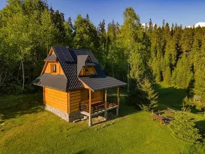 an overhead view of a house with a solar roof at Gorczańska Ostoja in Klikuszowa