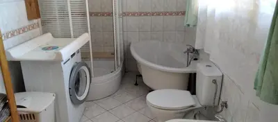 a bathroom with a toilet and a tub and a sink at ZALASEK Gospodarstwo Agroturystyczne z Alpakami in Dobra