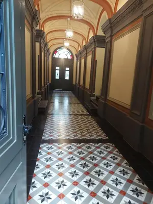 a hallway with a checkered floor in a building at JUWEL Uroczy Apartament 2A Stare Miasto Kraków in Kraków
