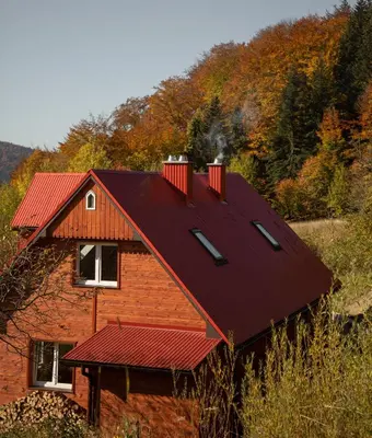 a red house with a red roof at Przysiółek Flądrówka - Dom na odludziu z widokiem na Gorce i Tatry in Szczawa