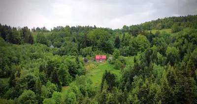 a red house in the middle of a forest at Przysiółek Flądrówka - Dom na odludziu z widokiem na Gorce i Tatry in Szczawa