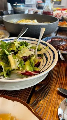 a plate with a salad on a wooden table at Przysiółek Flądrówka - Dom na odludziu z widokiem na Gorce i Tatry in Szczawa