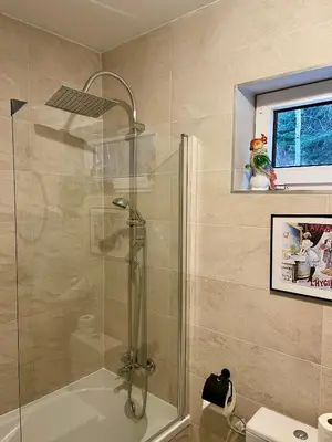 a small bathroom with a toilet and a sink at Klimatyczny dom z widokiem na Babią - kominek i ogrodzenie in Maków Podhalański