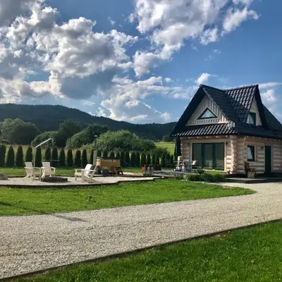 Bystry domek w Beskidach przy szlaku na Babią Górę