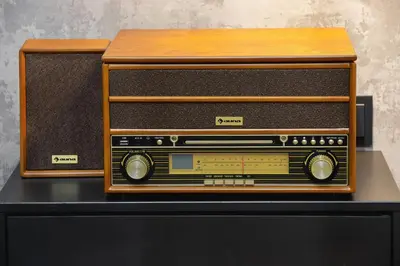 an old radio sitting on top of a table at Old Town Studio Good Vibes by Noclegi Renters in Kraków