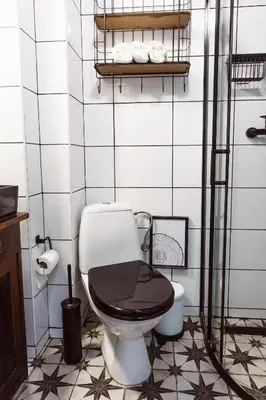 a bathroom with a toilet with a black seat at Krakowska 5 in Kraków
