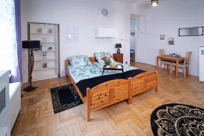 a bedroom with a bed and a couch in a room at Cozy Apartament Rachel-Near Rynek Netflix in Kraków